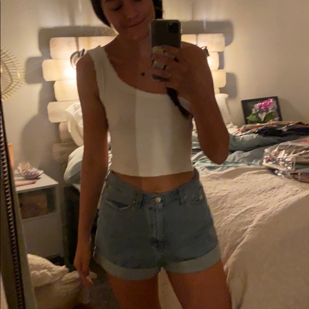 ONE SHOULDER URBAN WHITE CROP TOP